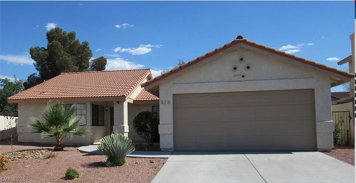 3 bed, 2.0 bath, 1374 sqft, $2,100 — Photo 1