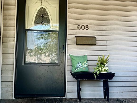4th image of 608 Plum St