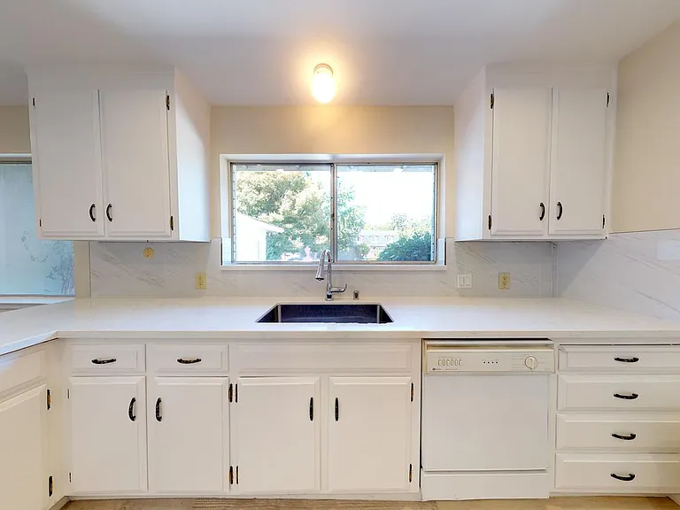 1233 Levin Ave — Photo 6
