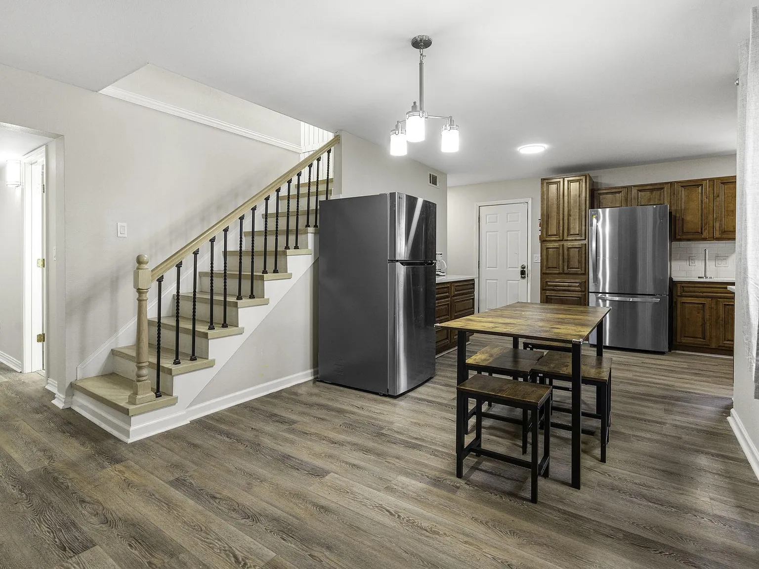 4 bed, 3.0 bath, 2950 sqft, $819 — Photo 2
