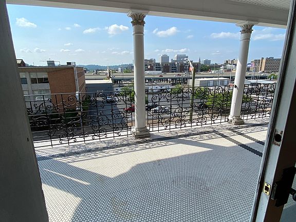 5th image of 209 W 5th Ave #301
