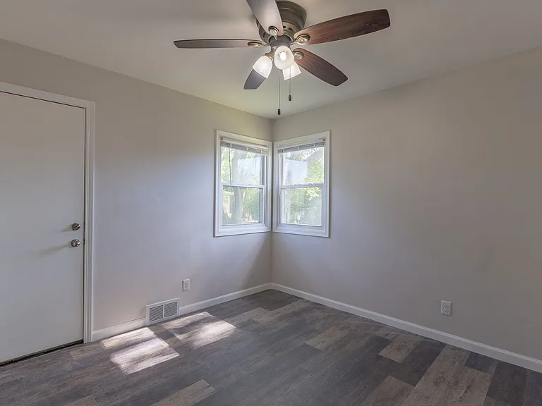 2109 Lake Point Dr — Photo 7