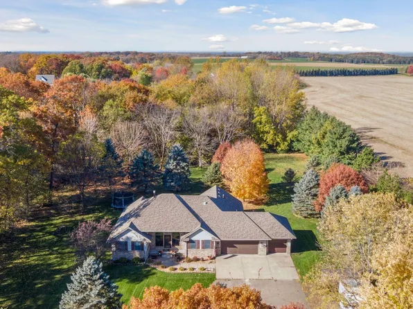 582 Country Oaks Ln, River Falls, WI 54022