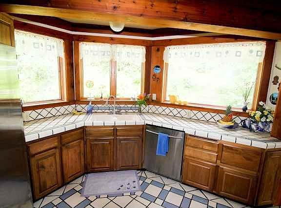 3rd image of 982 Lakloey Dr