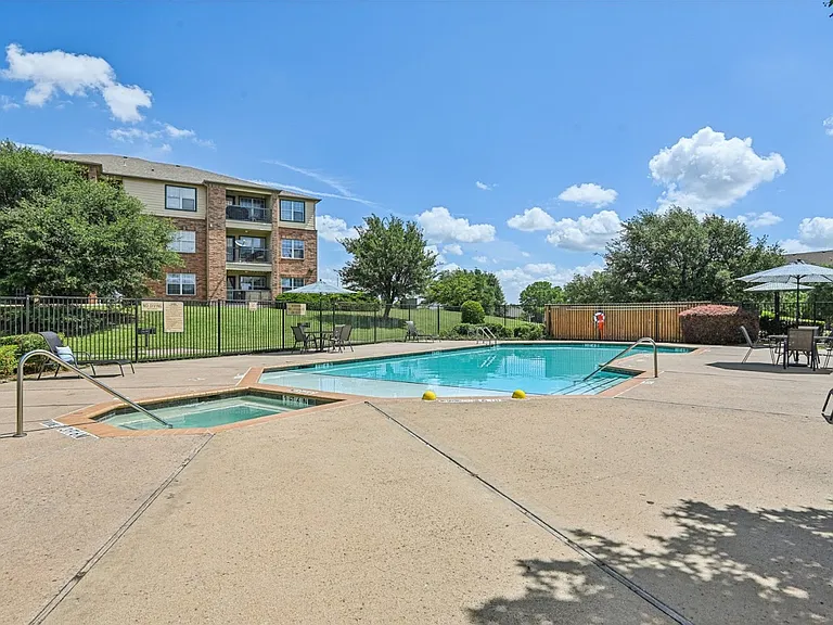 Timber Oaks Apartments — Photo 16