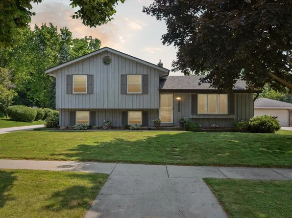 3329 East Woodview AVENUE, Oak Creek, WI 53154