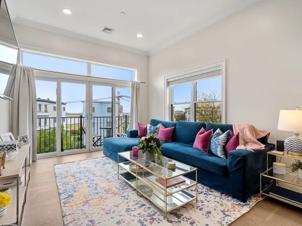 130 Coleridge St #6, Boston, MA 02128