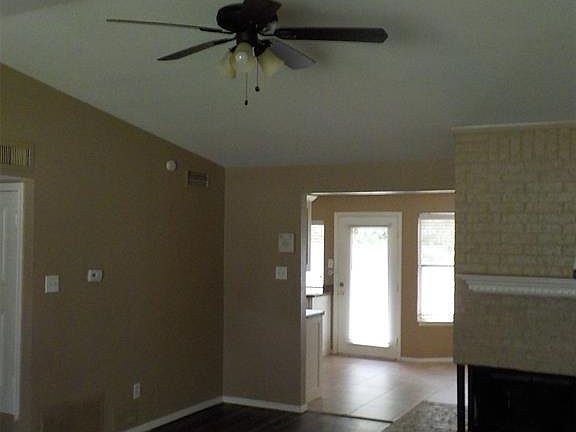 3rd image of 1464 Larchmont Dr