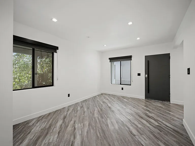 230 S Carondelet St — Photo 32