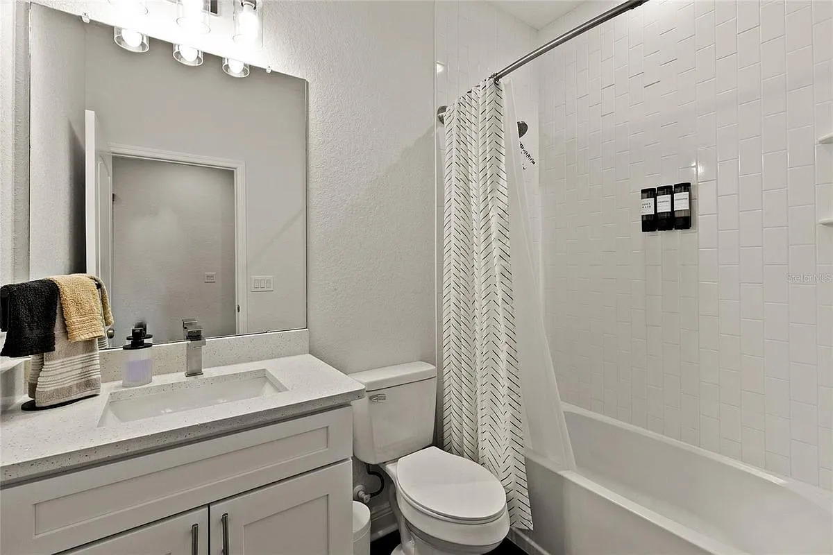 3 bed, 3.0 bath, 1384 sqft, $3,450 — Photo 3