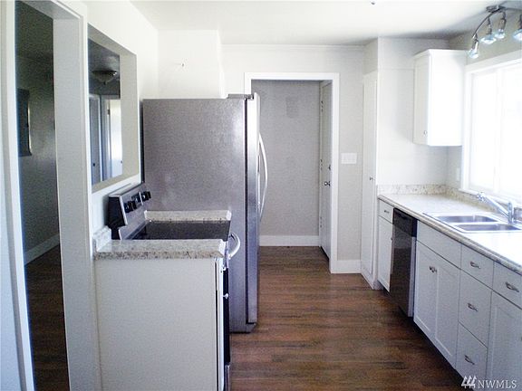 3rd image of 823 S Fairbanks Dr