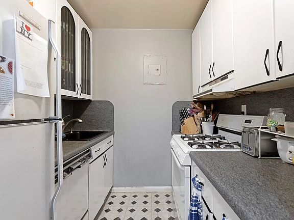 4th image of 225 E 57th St APT 14B