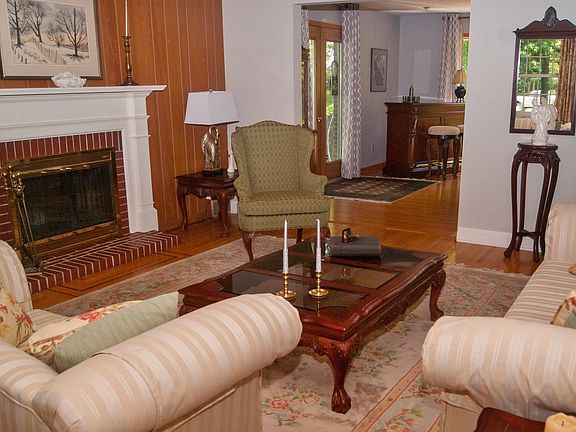 Living Rm looking to Fam Rm