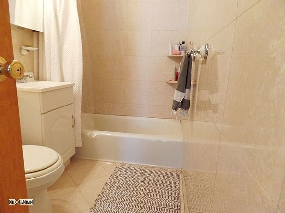 4th image of 156 W 74th St #2R