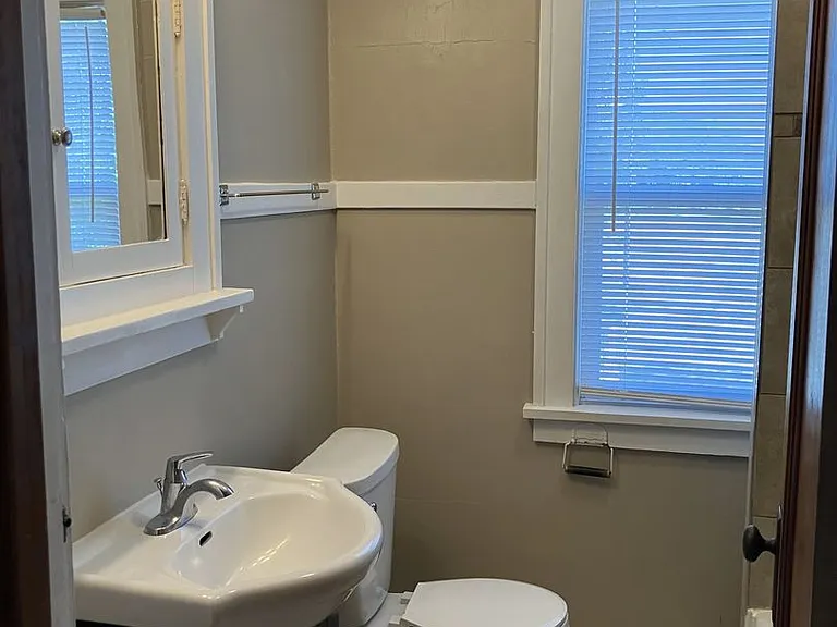 1016 Litchfield Ave SW — Photo 2