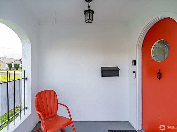 5th image of 304 Emerson Avenue