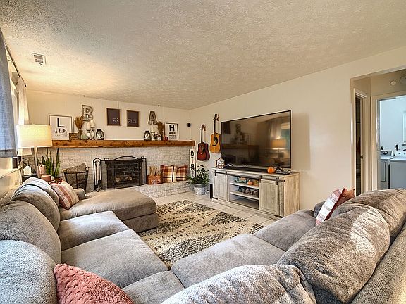 3rd image of 7992 Manor Dr