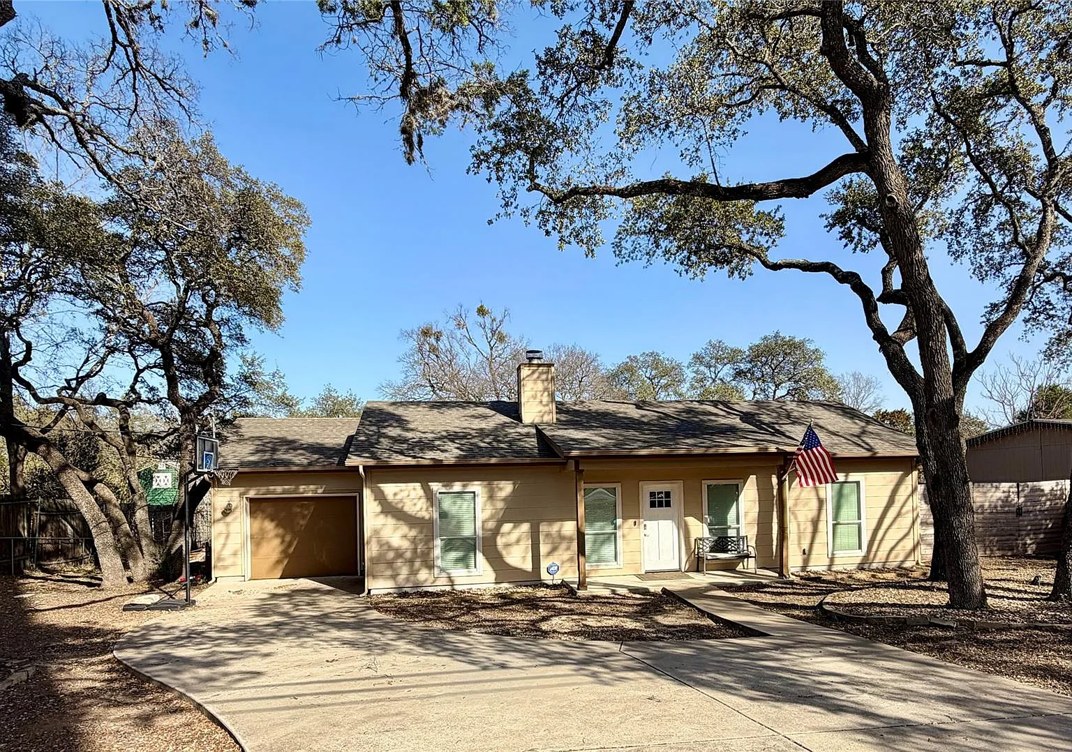 3 bed, 2.0 bath, 1100 sqft, $2,200 — Photo 1