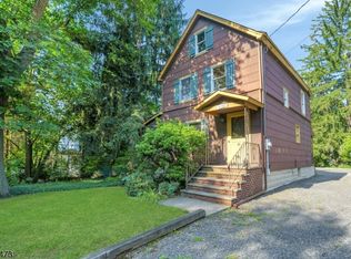 95 Hillcrest Rd, Watchung, NJ 07069