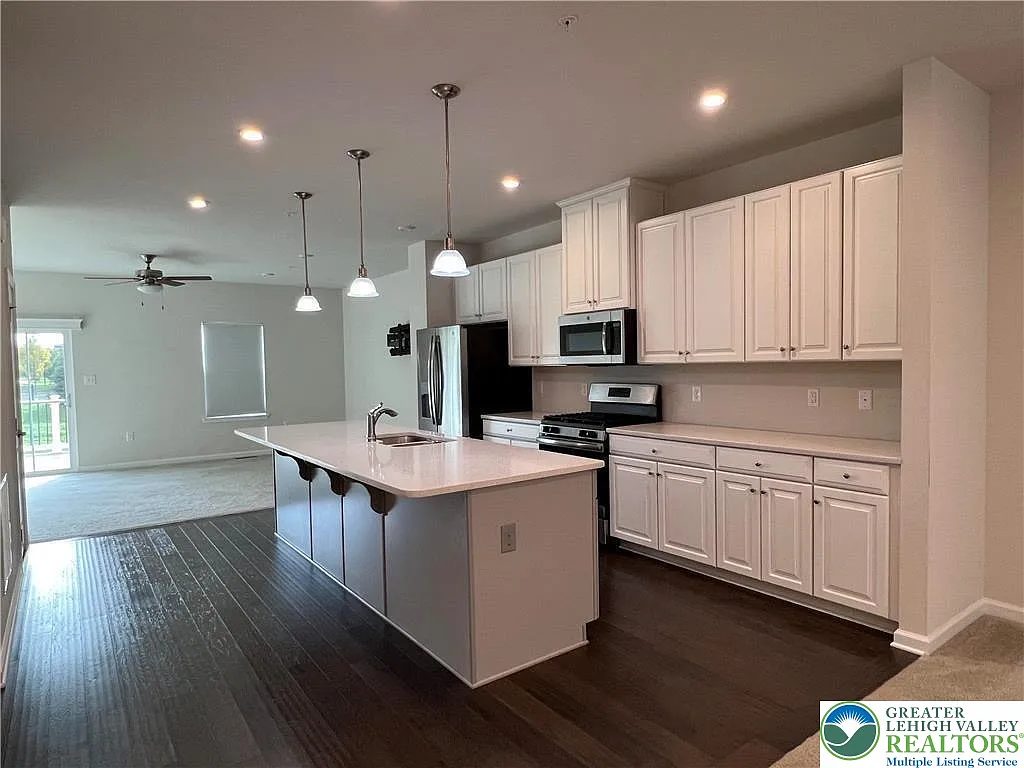 3 bed, 3.5 bath, 2407 sqft, $3,300 — Photo 4