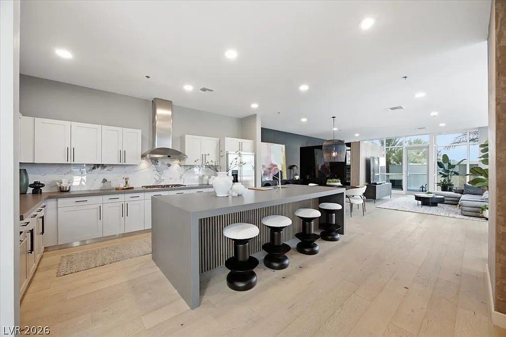 2 bed, 2.5 bath, 2494 sqft, $6,000 — Photo 2