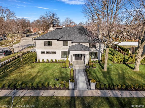 3rd image of 2211 Golfview Dr