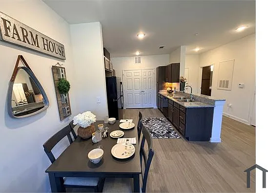 2 bed, 956 sqft, $1,028 — Photo 2