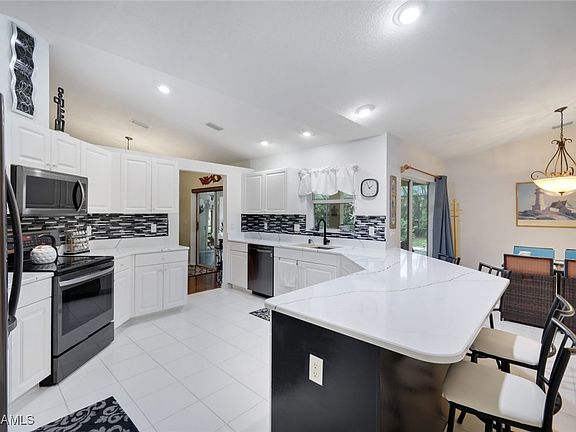 4th image of 202 SW 36th Ter