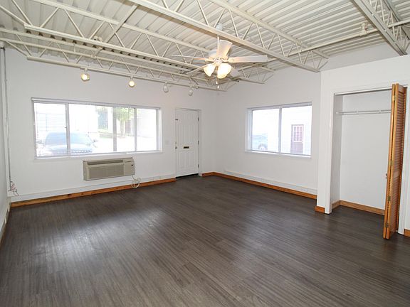 3rd image of 1009 N Molly Ct