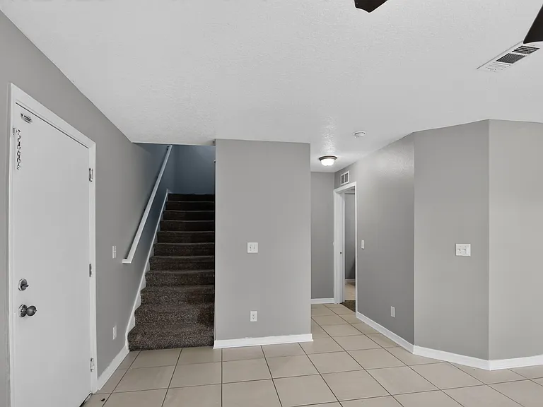 451 Eisenhower Dr — Photo 13