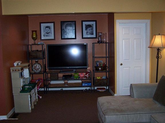 2nd image of 908 Lawrence Ave