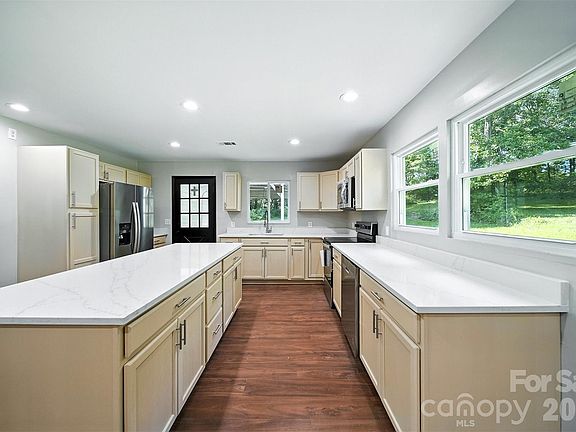 2nd image of 104 Glenn Oaks Dr