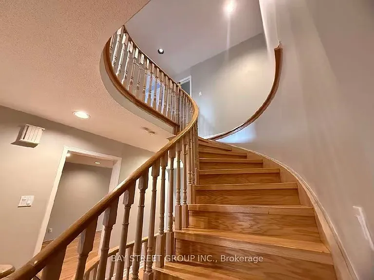 1054 Chateau Ct — Photo 17
