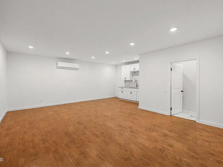 900 E Glenoaks Blvd — Photo 17