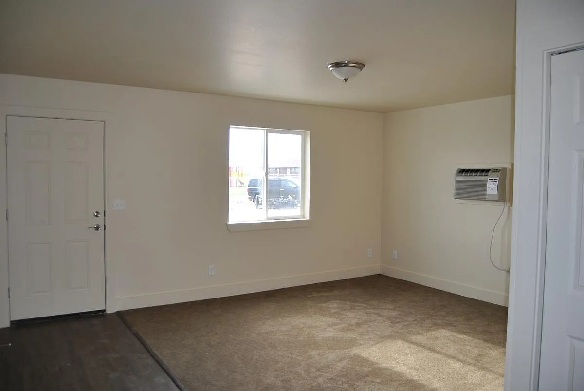 3 bed, 932 sqft, $1,050 — Photo 2