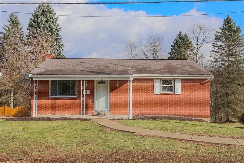 WELCOME to 73 York Drive in the Ivory Tower Heights subdivision of Ross Township. Level front entry!