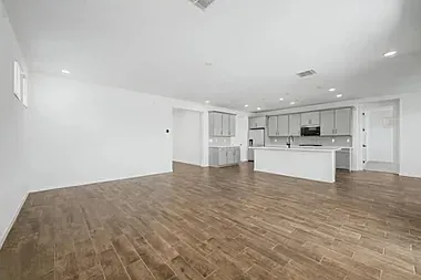 4 bed, 2491 sqft, $2,600 — Photo 4