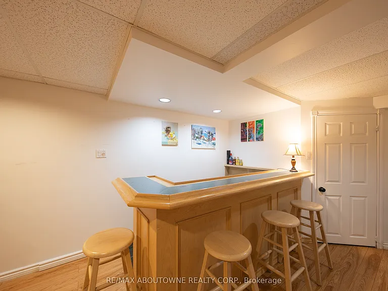 2072 Glenada Cres — Photo 34