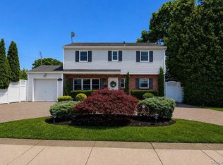 26 Cedar Street, Farmingdale, NY 11735
