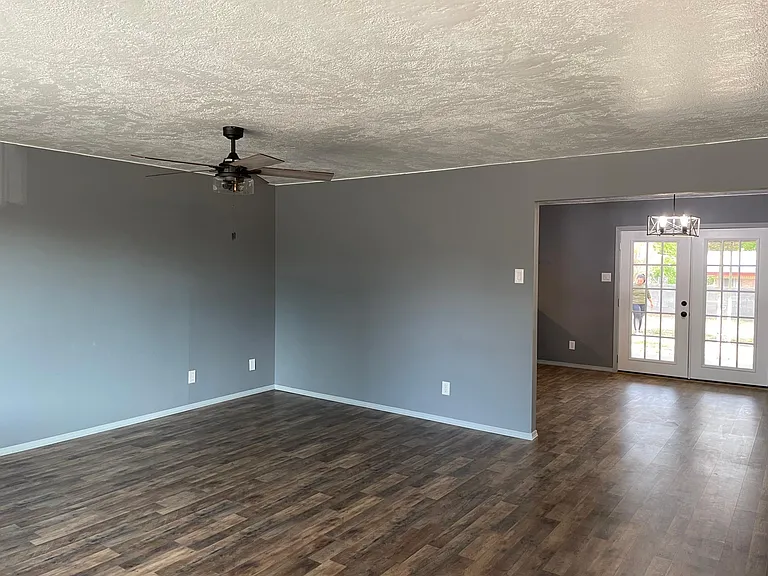2060 Austin Dr — Photo 3