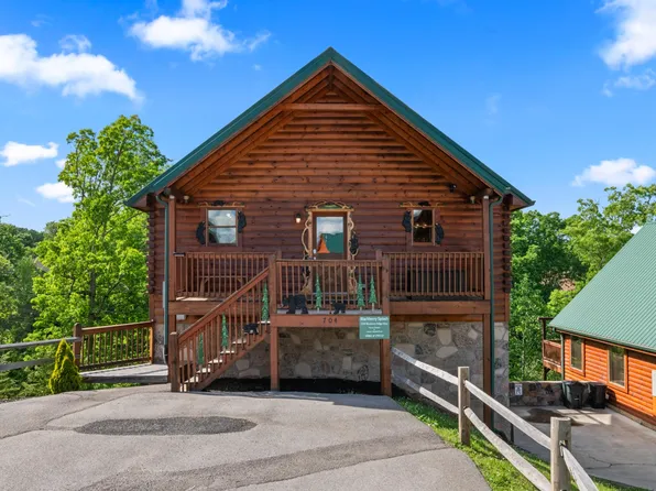 704 Blueberry Ridge Way, Pigeon Forge, TN 37863