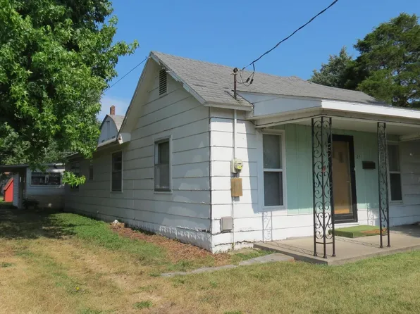 27 N Hickory St, Du Quoin, IL 62832