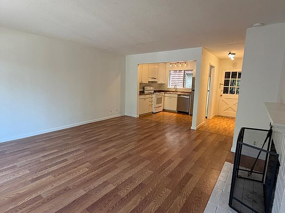 4th image of 921 E Blithedale Ave