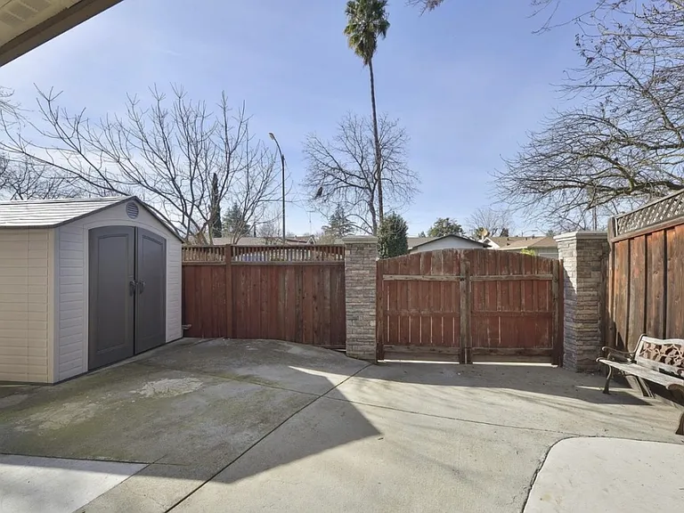 6208 Lillian Way — Photo 10