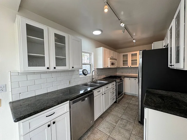 1527 Golden Ave — Photo 35