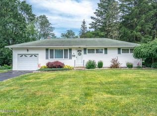 10 Lorna Ln, Loudonville, NY 12211