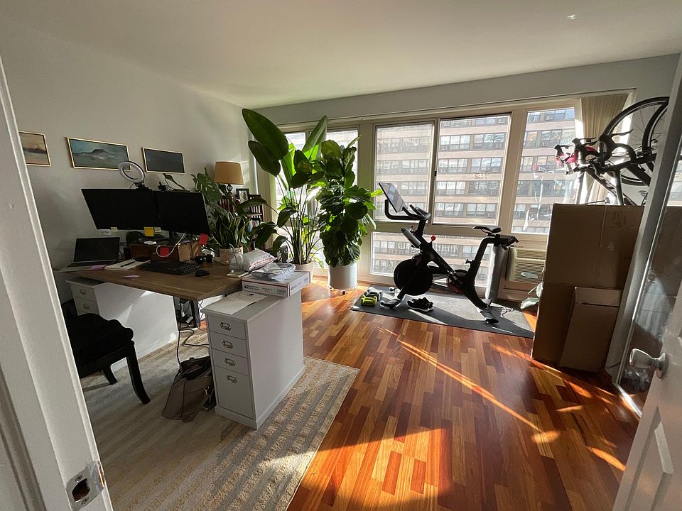 1st image of 404 W Oakdale Ave #2100