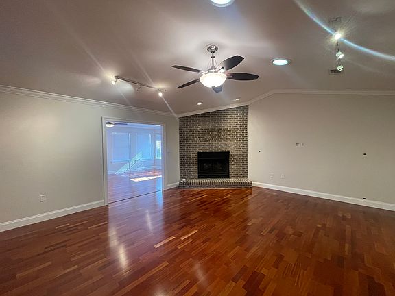 2nd image of 1624 Oakmont Cir