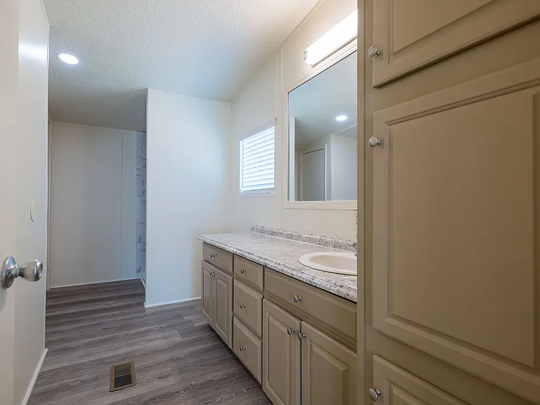113 Davis Rd E — Photo 11