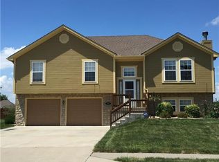 805 Tall Grass Dr, Pleasant Hill, MO 64080